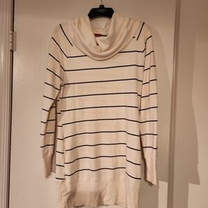 Woman's Tunic top cuffed wrist and bottom hem size med